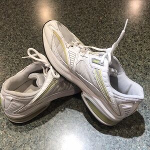 Avia DCS 293 running shoes size 8.5.  White, ice grey and sunny lime